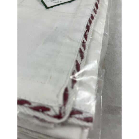 Waterford Linens Set of 4 Napkins Red White Trim New Dead Stock NIP - Picture 5 of 5